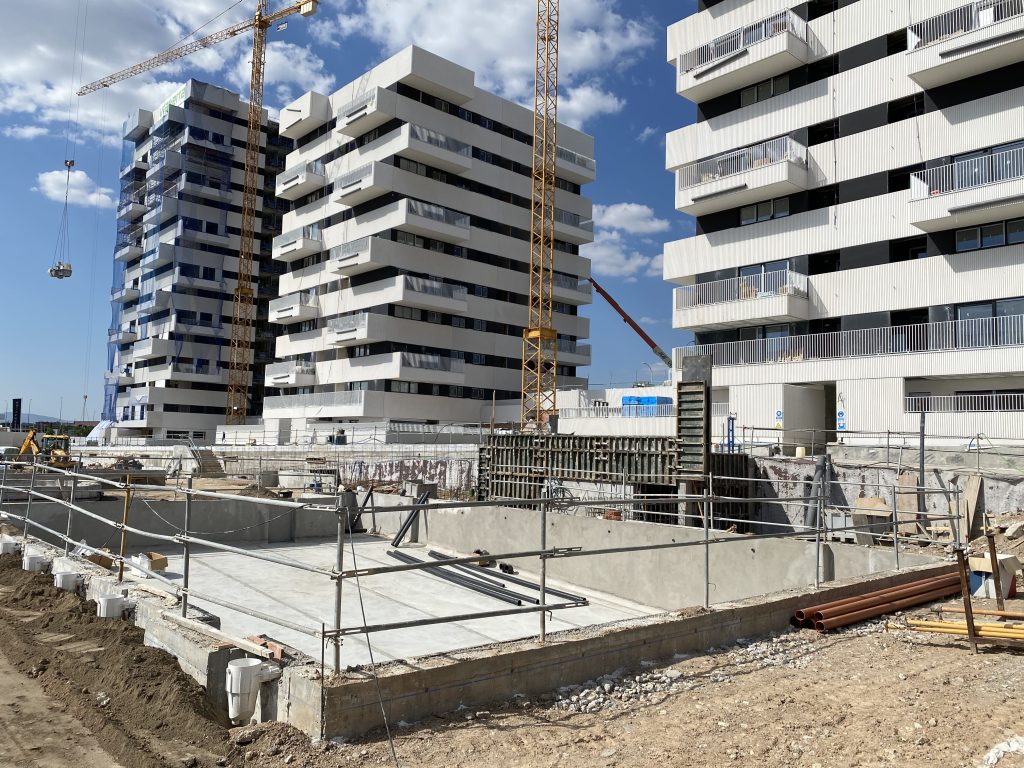 urbanización en jaén armado de muro para contención y delimitación